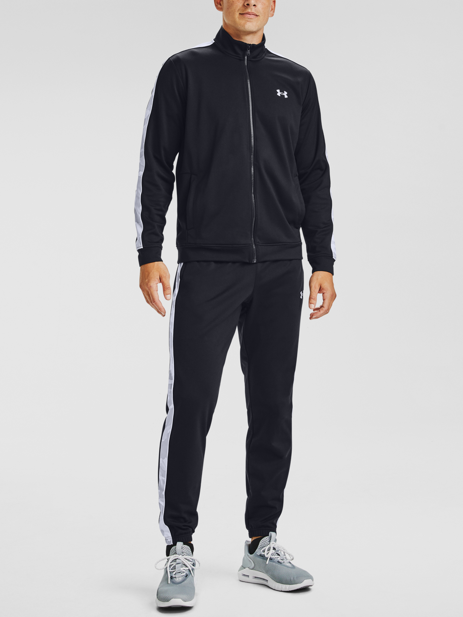 under-armour-panska-mikina-na-zip-cerna-1357142-001