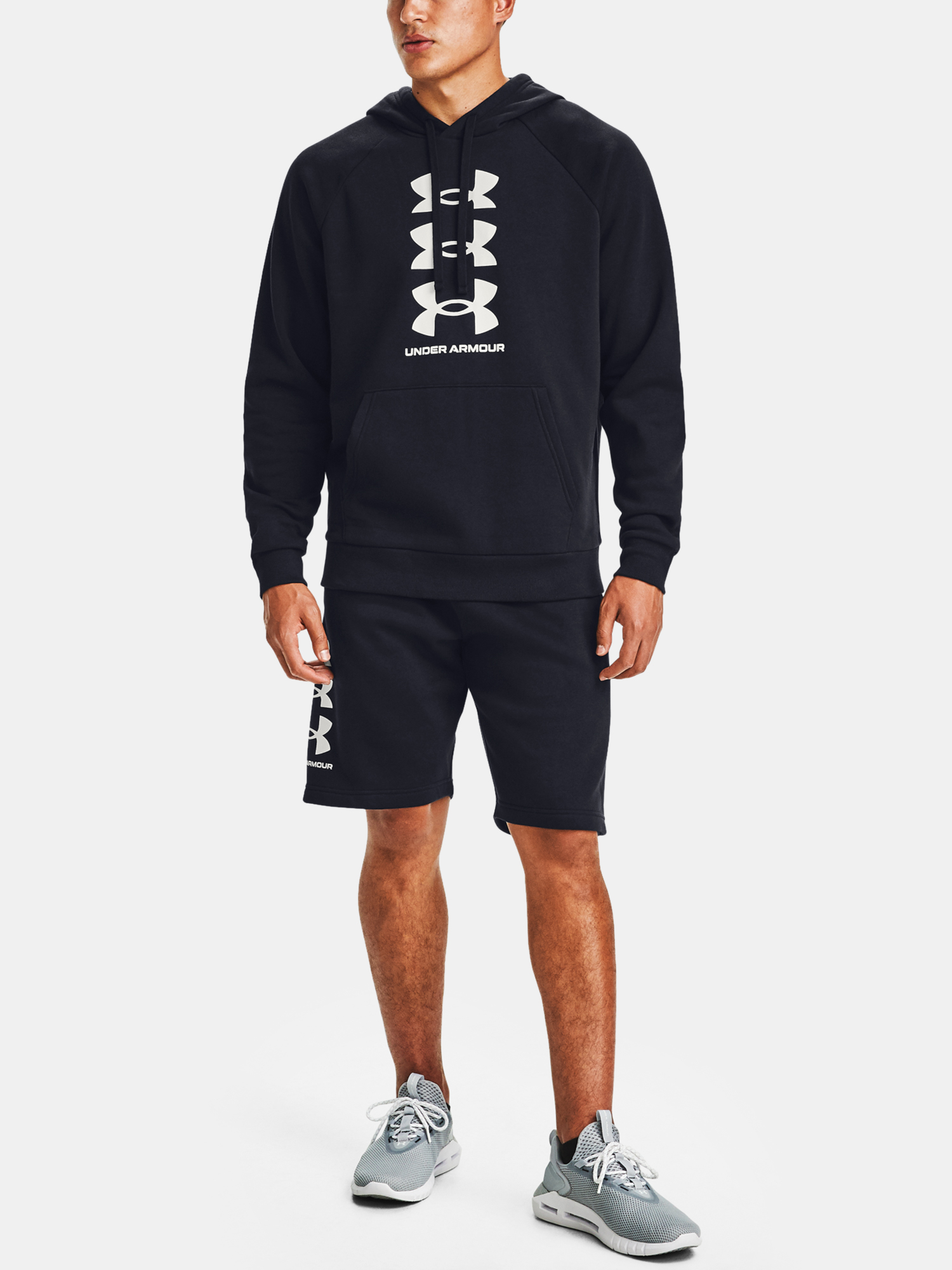 under-armour-panska-mikina-s-kapuci-cerna-1357094-001