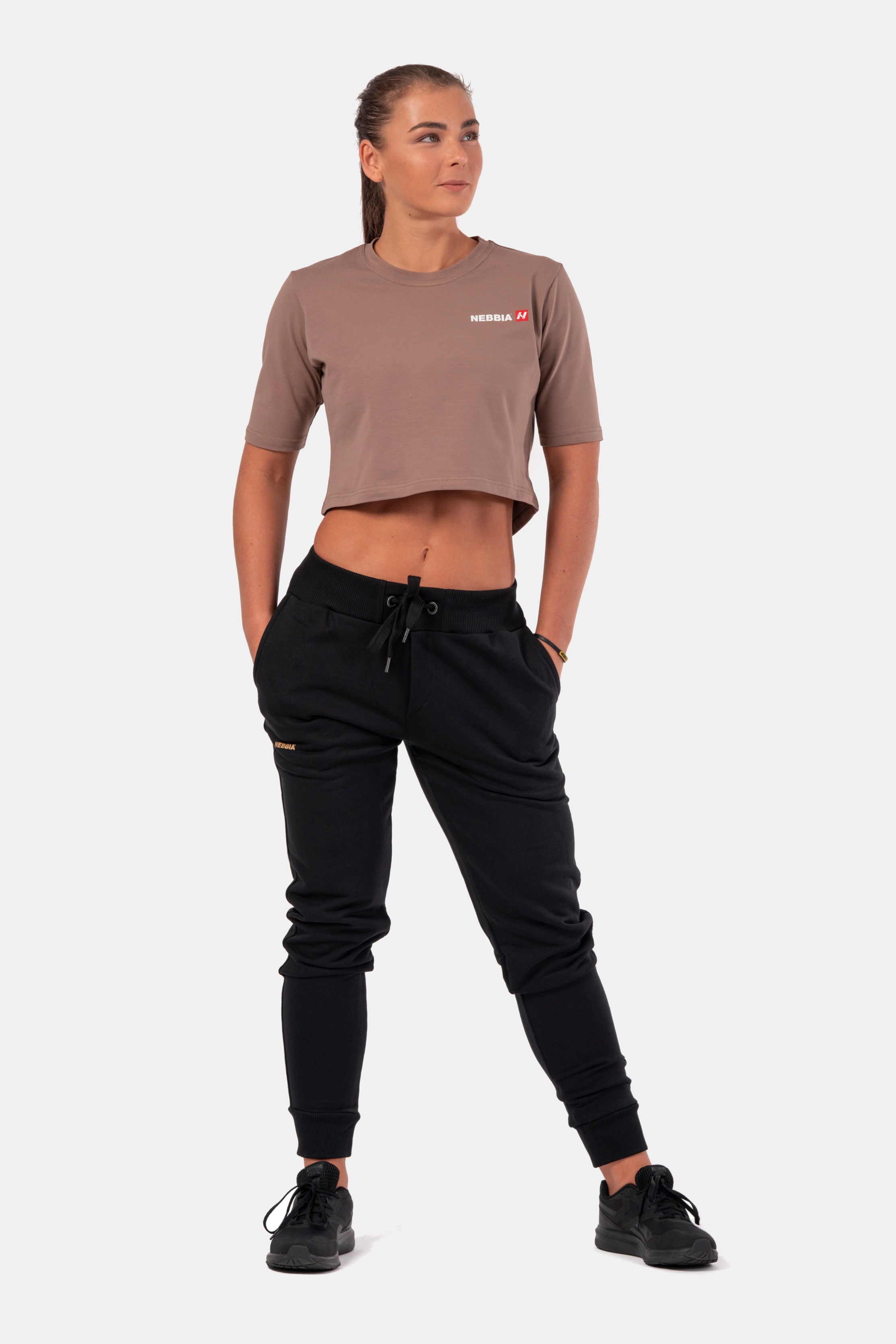 nebbia-sportovni-crop-top-minimalist-logo-600-brown